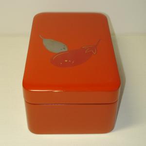 輪島塗 弁当箱 (1段) -茄子の高蒔絵仕上げ-[内面朱色/外面洗い朱色] 角形、切り金・螺鈿入り