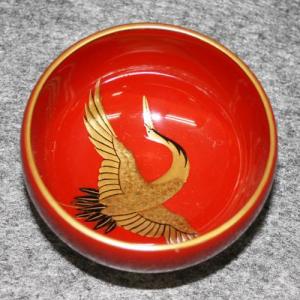 輪島塗 ぐい飲み 丸形 -飛び鶴の高蒔絵仕上げ- [内外面とも朱色] 切り金入り