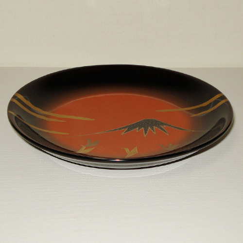 輪島塗 銘々皿 丸形 -富士山・飛び鶴の蒔絵仕上げ- [黒色と朱色の 