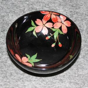 輪島塗 ぐい飲み 丸大形 -しだれ桜の蒔絵仕上げ- [内外黒色]