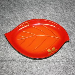 輪島塗 銘々皿 葉形 -桜の蒔絵仕上げ- [内外朱色]