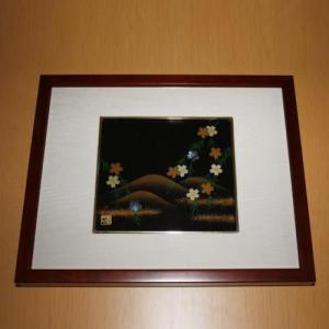 輪島塗 漆額(パネル) -遠山・桜の蒔絵仕上げ- [黒色] 木枠、梨地、霞付き・螺鈿入り