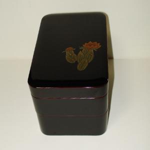 輪島塗 弁当箱 (2段)-福寿草の蒔絵仕上げ-[内外面とも黒タメ色] 角形、螺鈿入り