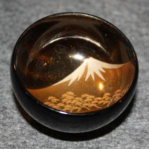 輪島塗 ぐい飲み だるま形 -三保の松原の高蒔絵仕上げ- [内外黒色] 梨地、螺鈿入り