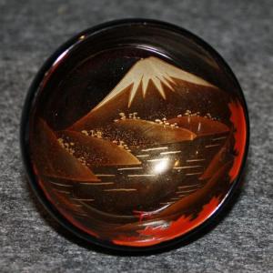 輪島塗 ぐい飲み だるま形 -富士箱根の高蒔絵仕上げ- [内外黒色] 梨地、切り金入り