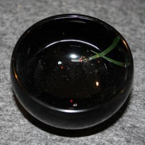 輪島塗 ぐい飲み だるま形 -源氏蛍の蒔絵仕上げ- [内外黒色] 梨地、螺鈿入り