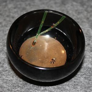 輪島塗 ぐい飲み だるま形 -月に蛍の蒔絵仕上げ- [内外黒色] 螺鈿・切り金入り