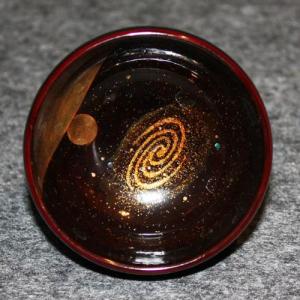 輪島塗 ぐい飲み だるま形 -銀河の蒔絵仕上げ- [内外黒タメ色] 梨地、螺鈿・切り金入り