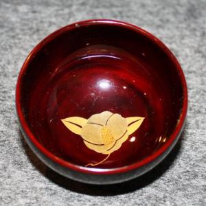 輪島塗 ぐい飲み だるま形 -椿の蒔絵仕上げ- [内外黒タメ色] 梨地、切り金入り