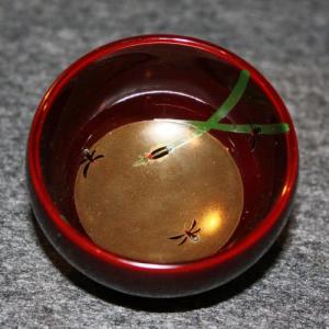 輪島塗 ぐい飲み だるま形 -月に蛍の蒔絵仕上げ- [内外朱タメ色] 螺鈿・切り金入り