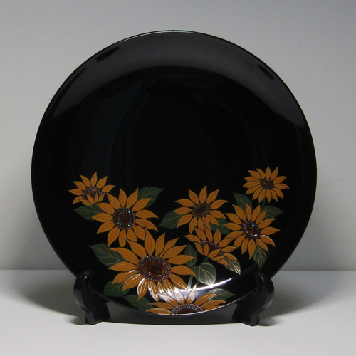 輪島塗 飾り皿 -向日葵の高蒔絵仕上げ- [内外面とも黒色] 梨地、螺鈿