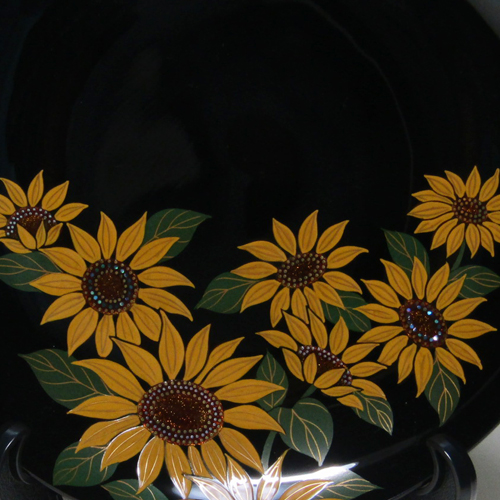 輪島塗 飾り皿 -向日葵の高蒔絵仕上げ- [内外面とも黒色] 梨地、螺鈿・切り金入り