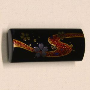 輪島塗 帯留め 長方形 -流水桜の蒔絵仕上げ- [黒色] 梨地、螺鈿・切り金入り