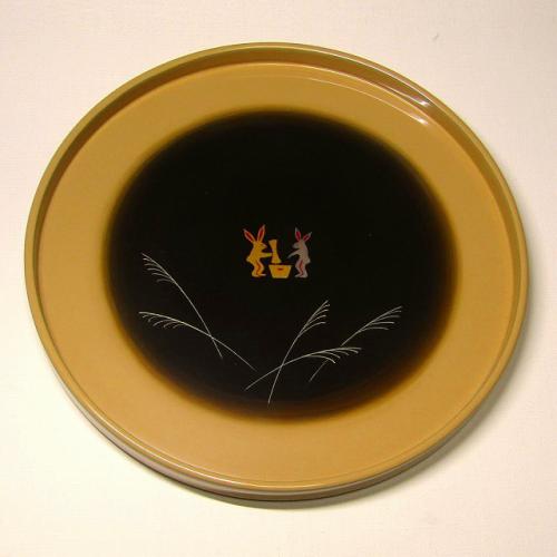 輪島塗 丸盆 (小) -月に兎の蒔絵仕上げ- [内面白色と黒色の