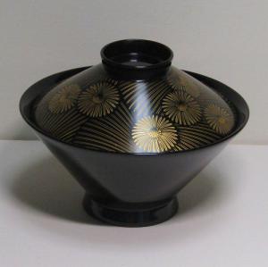 輪島塗 吸物椀 -菊の沈金仕上げ- [内外面とも黒色] 富士形、蓋付き