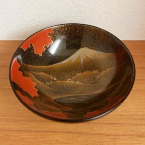 輪島塗 ぐい飲み ちょこ形 –富士箱根の蒔絵仕上げ- [内外面とも黒色] 梨地、切り金入り