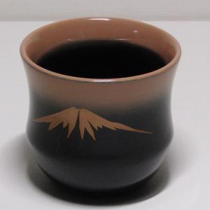輪島塗ぐい飲み ひょうたん形-赤富士の蒔絵仕上- [内外面とも白色・黒色グラデーション] 螺鈿入り