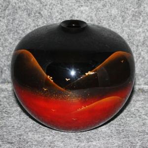 輪島塗 球形花器 -遠山の蒔絵仕上げ- [上部黒・下部朱のグラデーション]