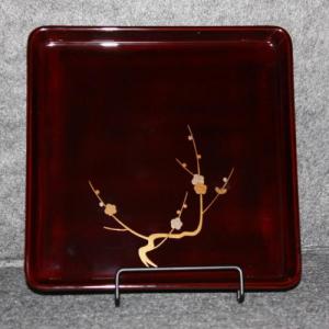 輪島塗 角盆 (中) -梅の蒔絵仕上げ- [内面朱タメ色/外面黒色]