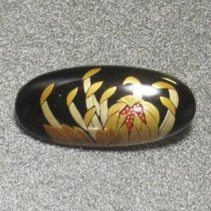 輪島塗 ブローチ (小判形) -菊の蒔絵仕上げ- [黒色] 切り金入り