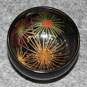 輪島塗 ぐい飲み 丸形 -花火の色漆蒔絵仕上げ- [内外黒色] 梨地、切り金入り