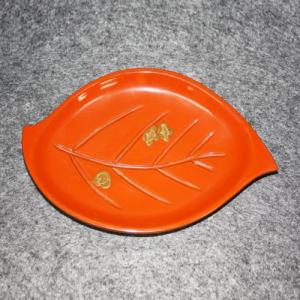 輪島塗 銘々皿 葉形 -梅の高蒔絵仕上げ- [内洗い朱/外黒] 螺鈿・切り金入り
