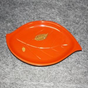 輪島塗 銘々皿 葉形 -どんぐりの高蒔絵仕上げ- [内洗い朱/外黒] 螺鈿・切り金入り
