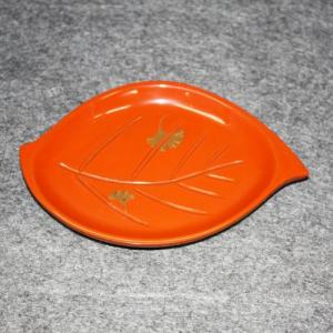 輪島塗 銘々皿 葉形 -銀杏の高蒔絵仕上げ- [内朱/外黒] 螺鈿・切り金入り