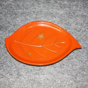 輪島塗 銘々皿 葉形 -桜の高蒔絵仕上げ- [内洗い朱/外黒] 螺鈿・切り金入り