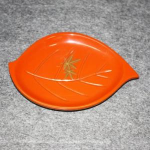 輪島塗 銘々皿 葉形 -紅葉の高蒔絵仕上げ- [内洗い朱/外黒] 螺鈿・切り金入り