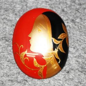 輪島塗 ブローチ (小判型) -横顔の蒔絵仕上げ- [朱色] 梨地