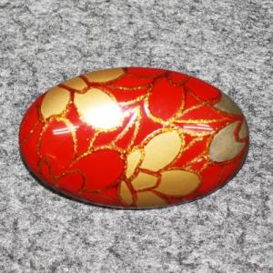 輪島塗 ブローチ (小判形) -椿の蒔絵仕上げ- [朱色] 梨地